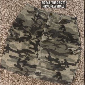 PrettyLittleThing Camo Mini Skirt Size 8 (eu)